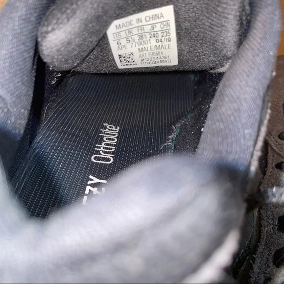 Adidas Yeezy Boost 700 V2 Vanta Sneakers in Black